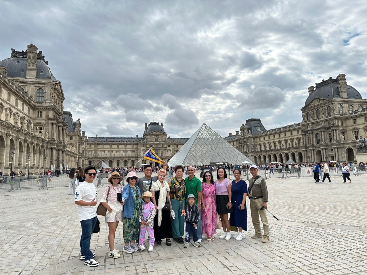 Đoàn khách phẩn khởi khi tham gia tour trọn gói của Dế Việt được ghé thăm Bảo tàng Louvre ở Paris (Pháp). Hiện thực giấc mơ khám phá Châu Âu cùng Dế Việt -0
