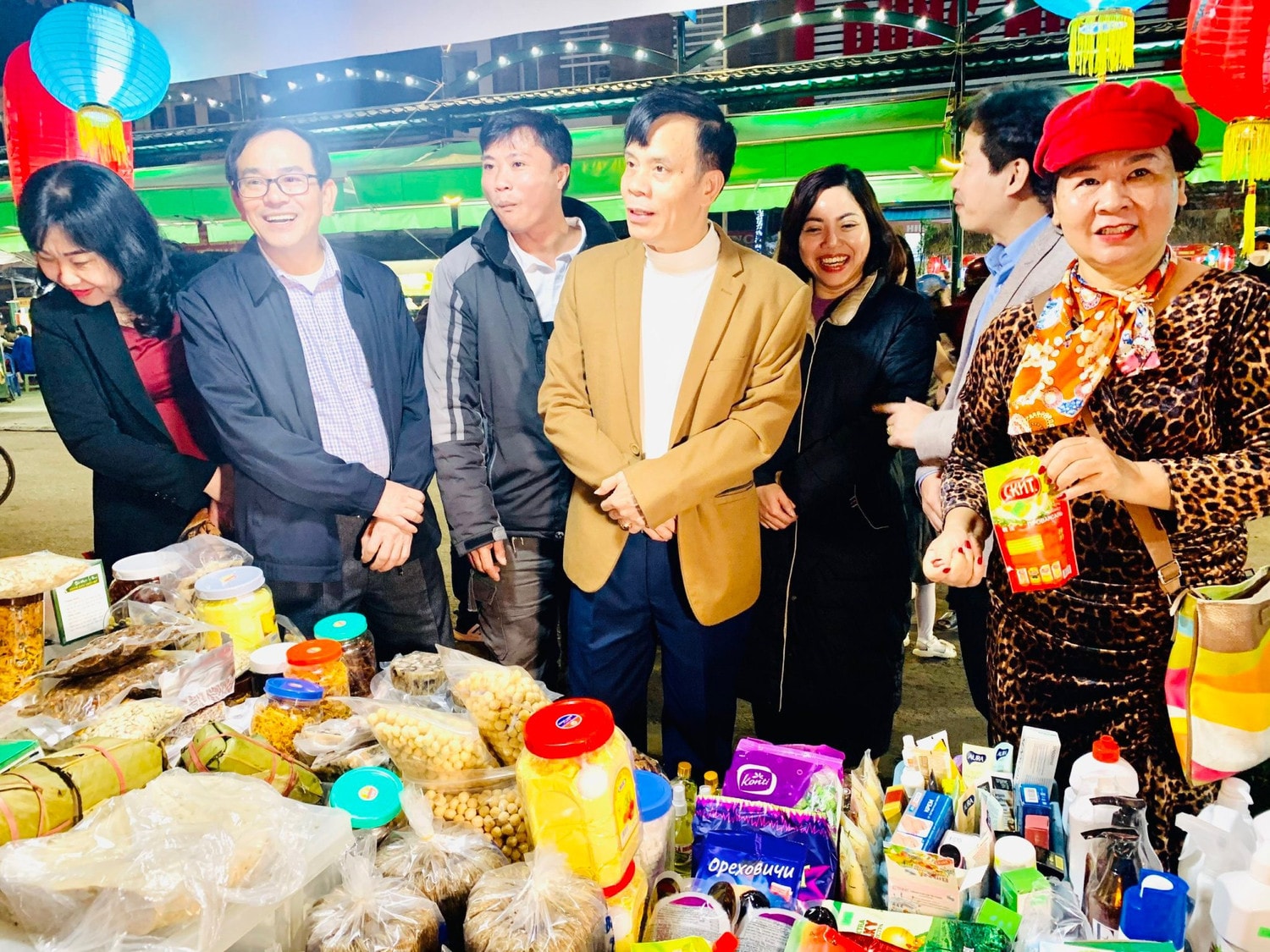 Chủ tịch UBND TP. Vinh Trần Ngọc Tú tham quan gian hàng kích cầu tiêu dùng 
