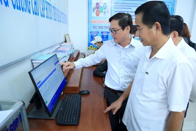 Đoàn giám sát chuyên đề của HĐND tỉnh giám sát về kết quả thực hiện công tác cải cách hành chính nhà nước trên địa bàn tỉnh- ẢNH TRANG THƯ