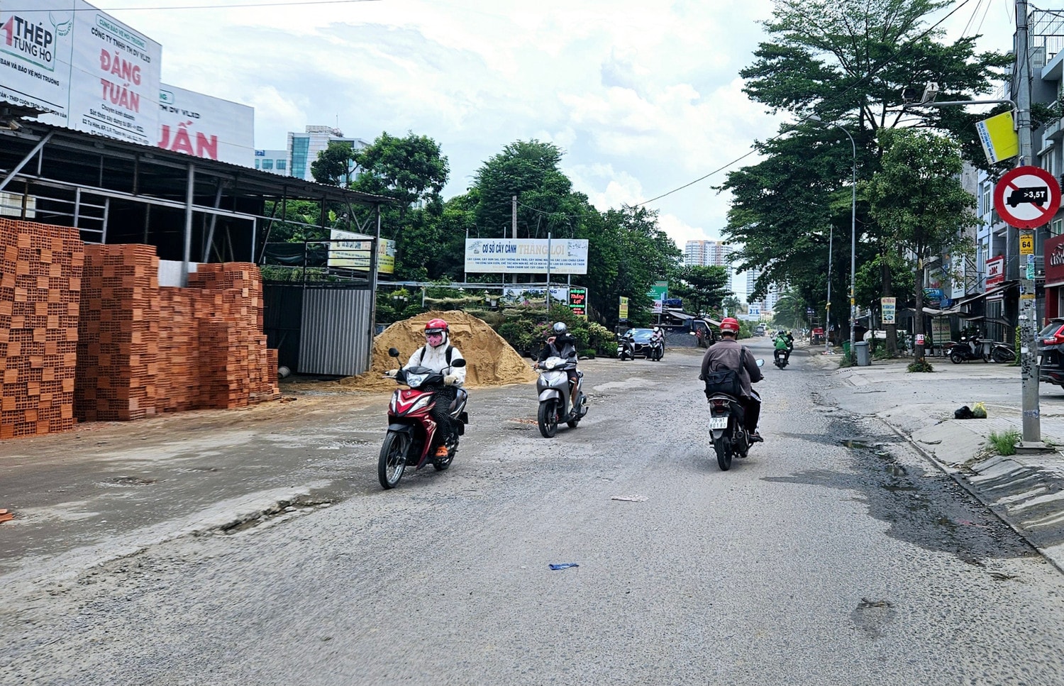 Đường Nguyễn Hoàng tại dự án hạ tầng kỹ thuật chính Khu đô thị An Phú còn 11 trường hợp chưa hoàn tất bồi thường. (Ảnh: Thạc Hiếu)