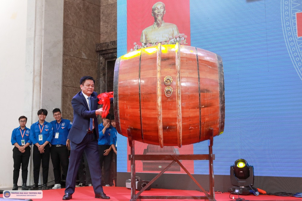 Trường Đại học Thương mại khai giảng năm học mới -0