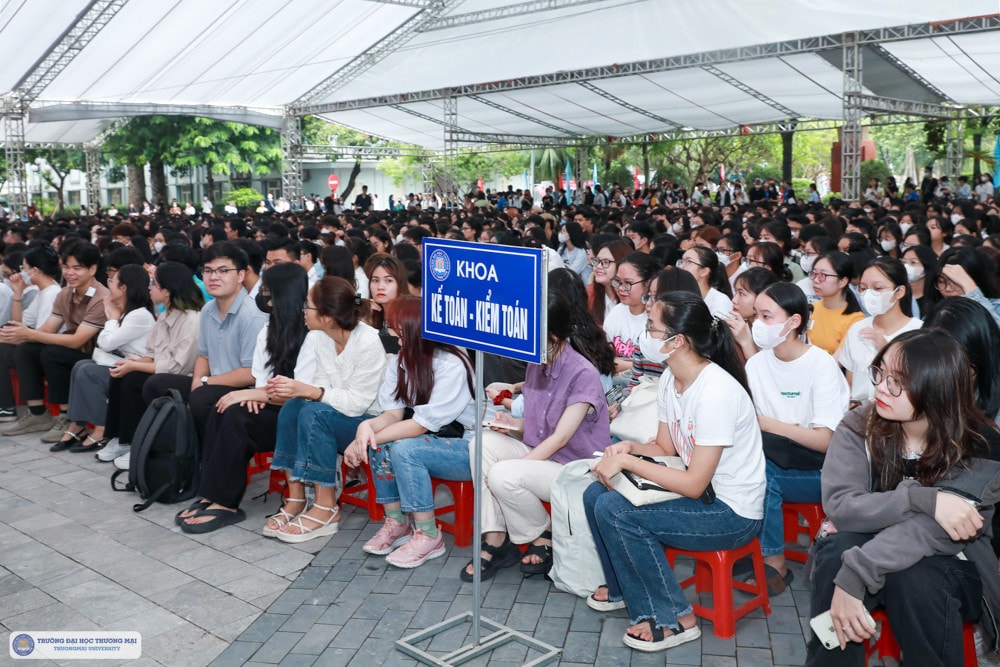 Trường Đại học Thương mại khai giảng năm học mới -0