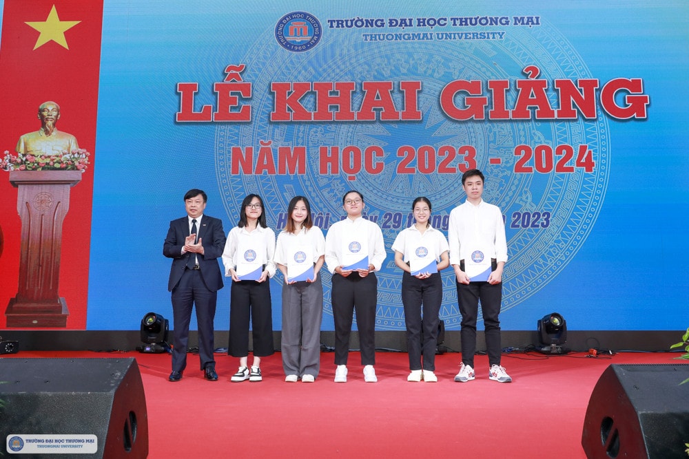 Trường Đại học Thương mại khai giảng năm học mới -0