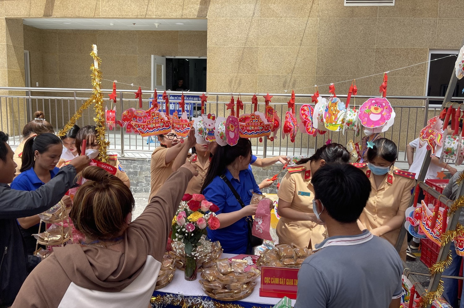 Hàng trăm phần quà gồm bánh kẹo, bánh trung thu, lồng đèn... đã được Chi đoàn, Hội phụ nữ cơ sở Cục CSGT phía Nam tiến hành trao tặng cho các bệnh nhi tại Bệnh viện Nhi Đồng 1