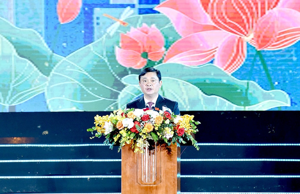 Bí thư Tỉnh ủy, Chủ tịch HĐND Tỉnh, Trưởng đoàn đại biểu Quốc hội tỉnh Nghệ An Thái Thanh Quý phát biểu đáp từ Chủ tịch Quốc hội Vương Đình Huệ dự Lễ kỷ niệm 60 năm thành lập thành phố Vinh và đón nhận Huân chương Độc lập hạng Nhì -0