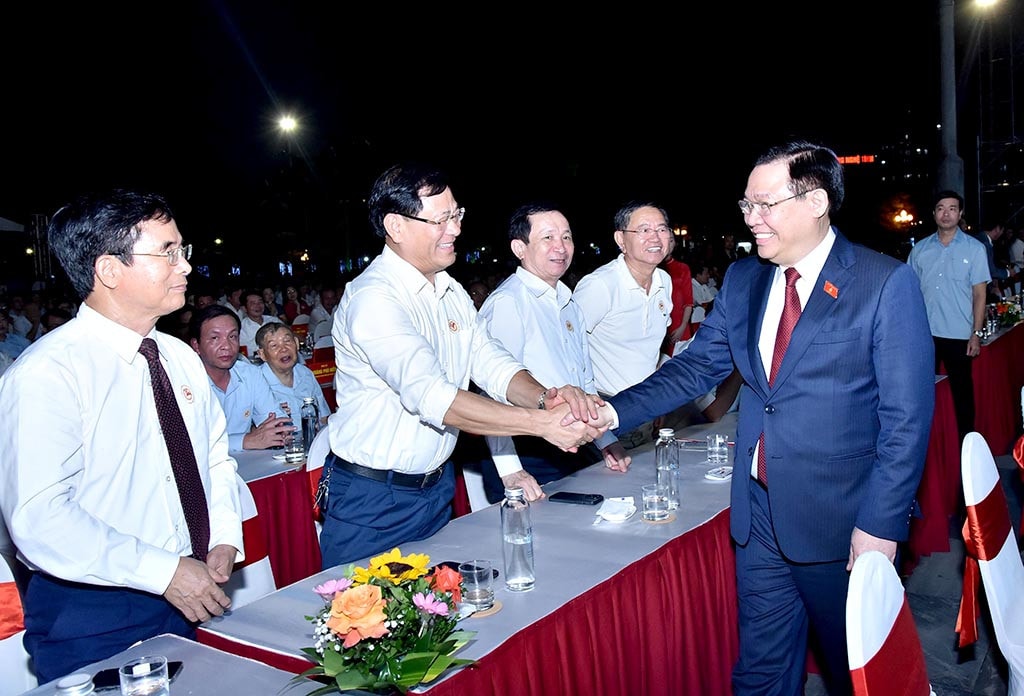 Chủ tịch Quốc hội Vương Đình Huệ và các đại biểu dự Lễ kỷ niệm Chủ tịch Quốc hội Vương Đình Huệ dự Lễ kỷ niệm 60 năm thành lập thành phố Vinh và đón nhận Huân chương Độc lập hạng Nhì -0