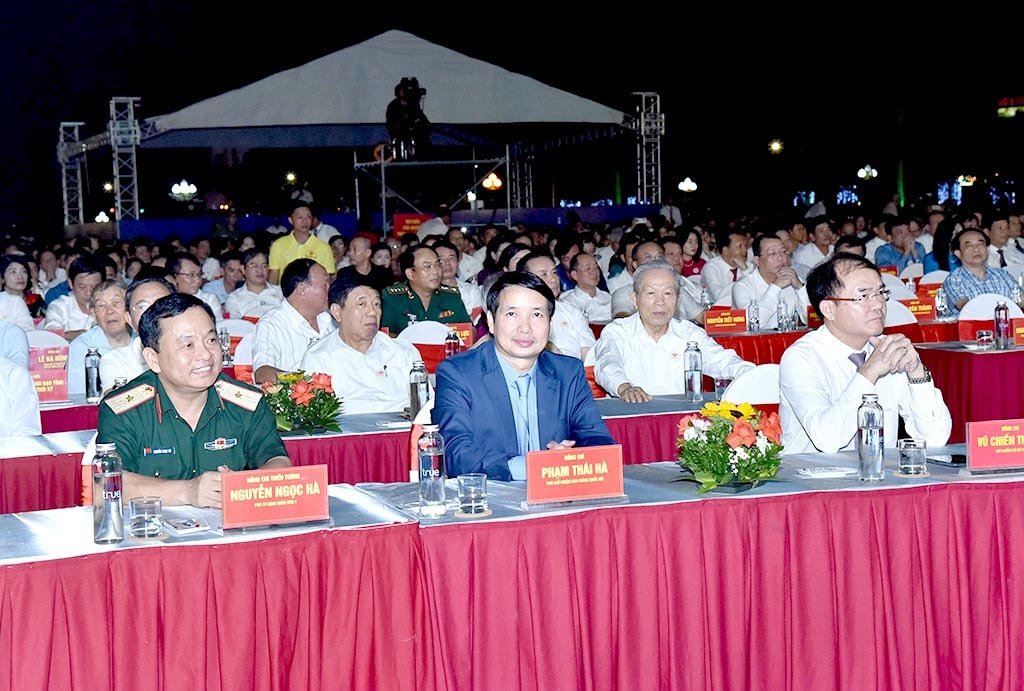 Các đại biểu dự Lễ kỷ niệm Chủ tịch Quốc hội Vương Đình Huệ dự Lễ kỷ niệm 60 năm thành lập thành phố Vinh và đón nhận Huân chương Độc lập hạng Nhì -0