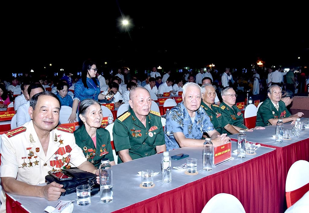 Các đại biểu dự Lễ kỷ niệm Chủ tịch Quốc hội Vương Đình Huệ dự Lễ kỷ niệm 60 năm thành lập thành phố Vinh và đón nhận Huân chương Độc lập hạng Nhì -0