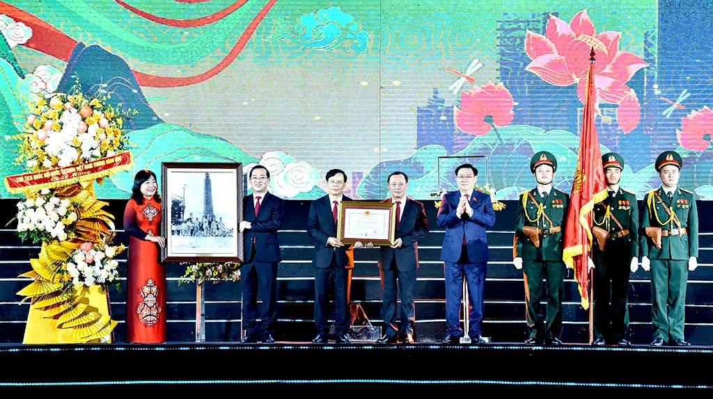 Chủ tịch Quốc hội Vương Đình Huệ trao Huân chương Độc lập hạng Nhì và bức tranh Chủ tịch Hồ Chí Minh thăm công trường nhà máy thuỷ điện Vinh tháng 6.1957 tặng Đảng bộ, chính quyền và nhân dân TP. Vinh. Ảnh: Lâm Hiển Chủ tịch Quốc hội Vương Đình Huệ dự Lễ kỷ niệm 60 năm thành lập thành phố Vinh và đón nhận Huân chương Độc lập hạng Nhì -0