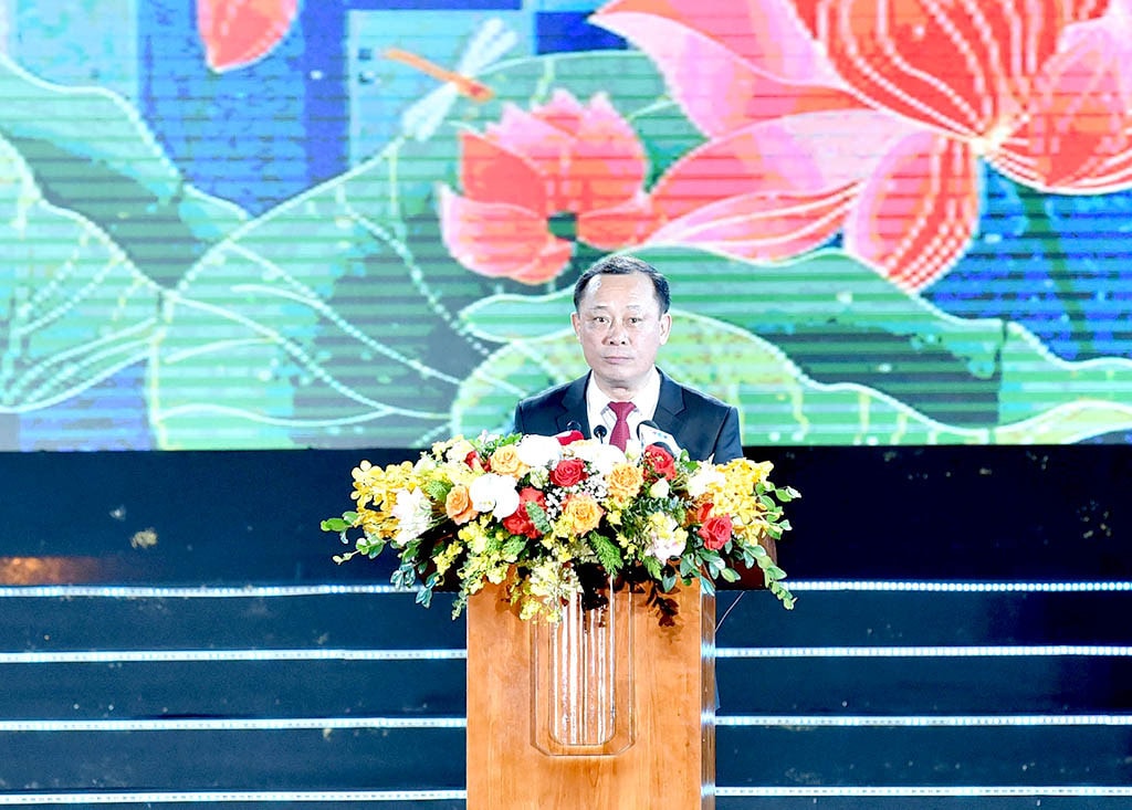 Ủy viên Ban Thường vụ Tỉnh ủy, Bí thư Thành ủy, Chủ tịch HĐND Thành phố Phan Đức Đồng đọc diễn văn Lễ kỷ niệm Chủ tịch Quốc hội Vương Đình Huệ dự Lễ kỷ niệm 60 năm thành lập thành phố Vinh và đón nhận Huân chương Độc lập hạng Nhì -0