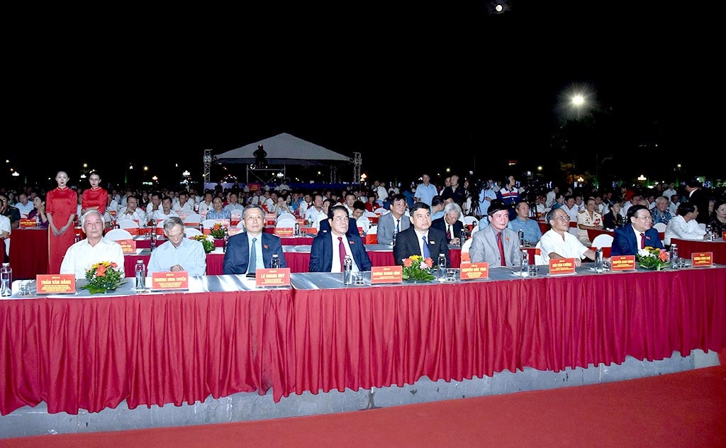 Chủ tịch Quốc hội Vương Đình Huệ, nguyên Chủ tịch Quốc hội Nguyễn Sinh Hùng và các đại biểu dự Lễ kỷ niệm Chủ tịch Quốc hội Vương Đình Huệ dự Lễ kỷ niệm 60 năm thành lập thành phố Vinh và đón nhận Huân chương Độc lập hạng Nhì -0