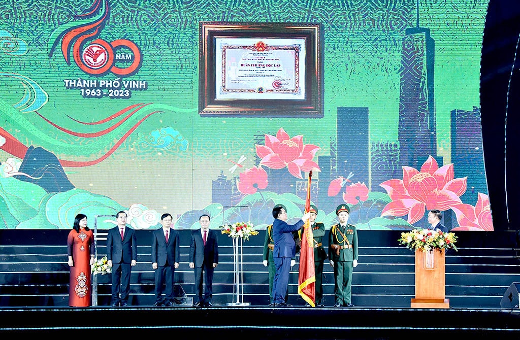 Chủ tịch Quốc hội Vương Đình Huệ trao tặng Huân chương Độc lập hạng Nhì cho Đảng bộ, Chính quyền và nhân dân thành phố Vinh Chủ tịch Quốc hội Vương Đình Huệ dự Lễ kỷ niệm 60 năm thành lập thành phố Vinh và đón nhận Huân chương Độc lập hạng Nhì -0