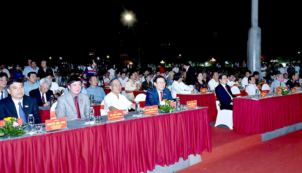 Chủ tịch Quốc hội Vương Đình Huệ dự Lễ kỷ niệm 60 năm thành lập thành phố Vinh và đón nhận Huân chương Độc lập hạng Nhì -0