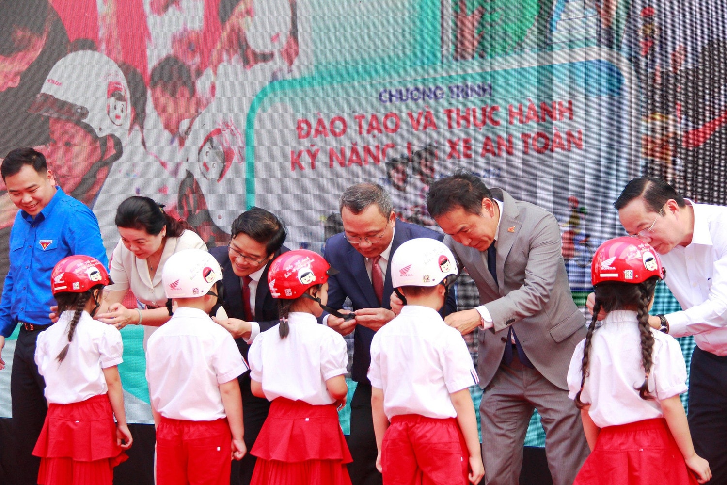 Trao tặng mũ bảo hiểm cho các em học sinh lớp 1, Trường Tiểu học Phú Đô, Hà Nội (ảnh Khánh Duy)