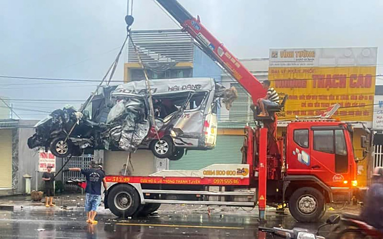Đồng Nai: Xe giường nằm Thành Bưởi tông xe khách 16 chỗ, 4 người chết, nhiều người bị thương