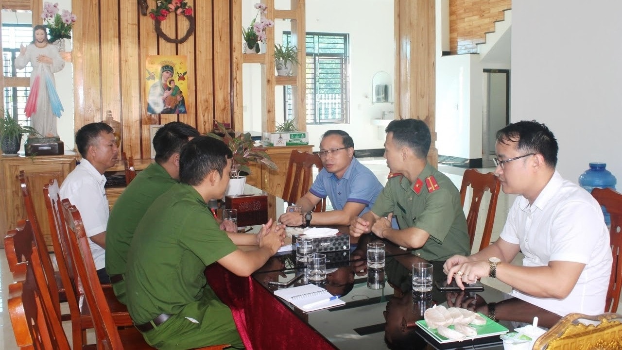 Lực lượng công an và chức sắc tôn giáo thường xuyên phối hợp trong gìn giữ an ninh trật tự tại nhiều địa bàn. Ảnh baodantoc.vn