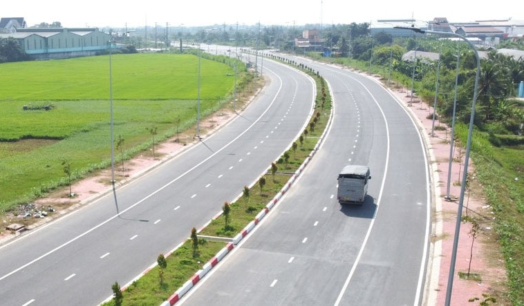 Phấn đấu thông xe toàn tuyến Đường vành đai thành phố Tân An vào cuối năm 2023 - ẢNH THANH NGA