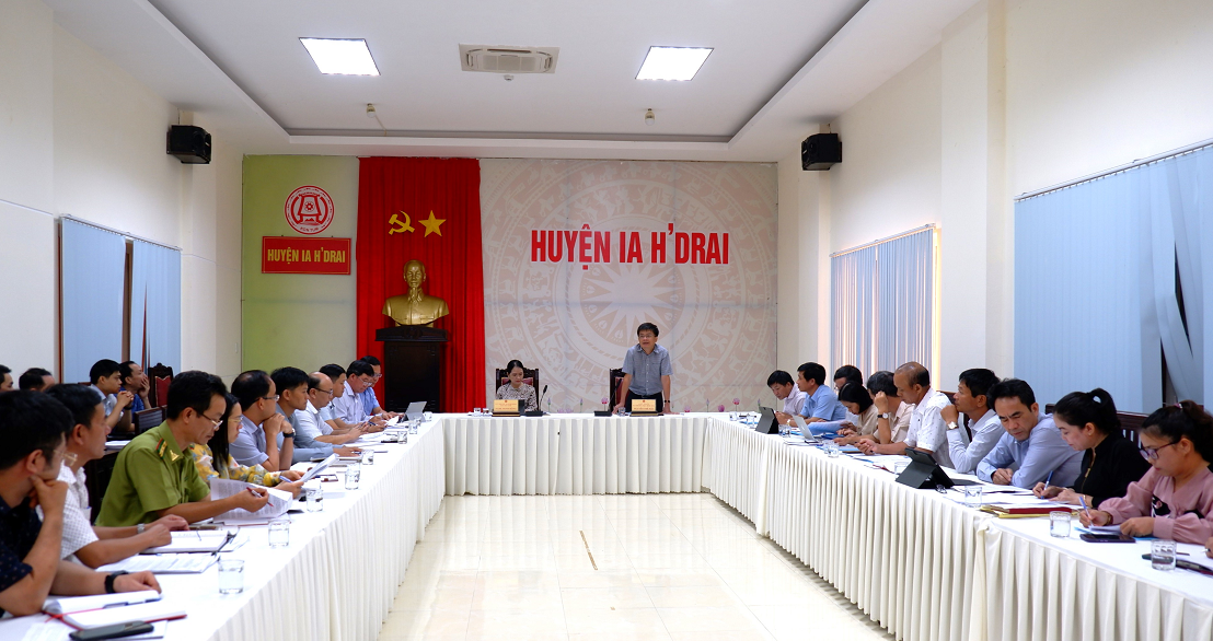 Đoàn giám sát Thường trực HĐND tỉnh làm việc với UBND huyện Ia H'Drai - ẢNH PHƯƠNG DUNG