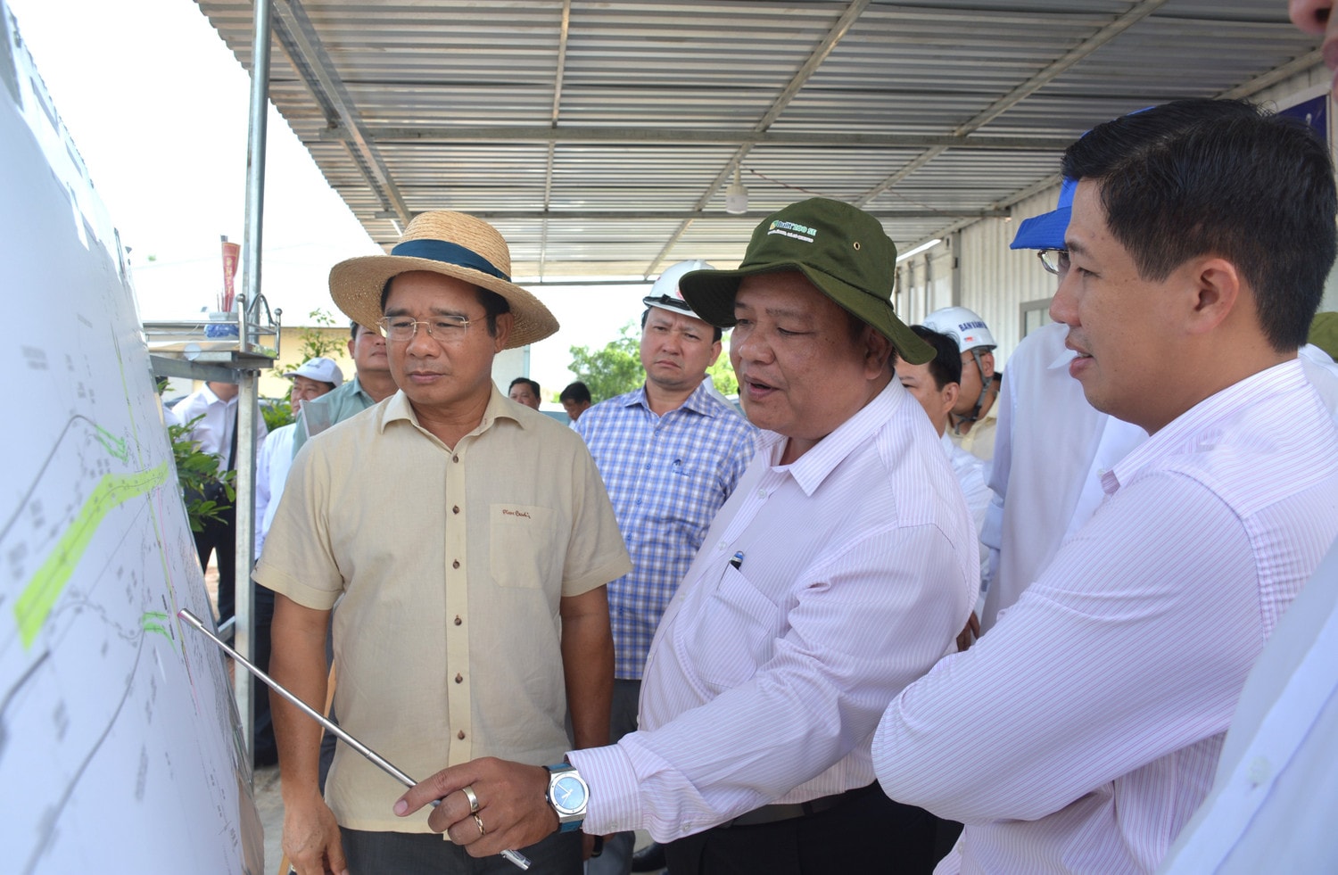 Giám đốc Sở Giao thông vận tải Đặng Hoàng Tuấn thông tin đến Bí thư Tỉnh ủy, Chủ tịch HĐND tỉnh Nguyễn Văn Được tiến độ thi công Dự án đường Vành đai 3 thành phố. Hồ Chí Minh - ẢNH KIÊN ĐỊNH