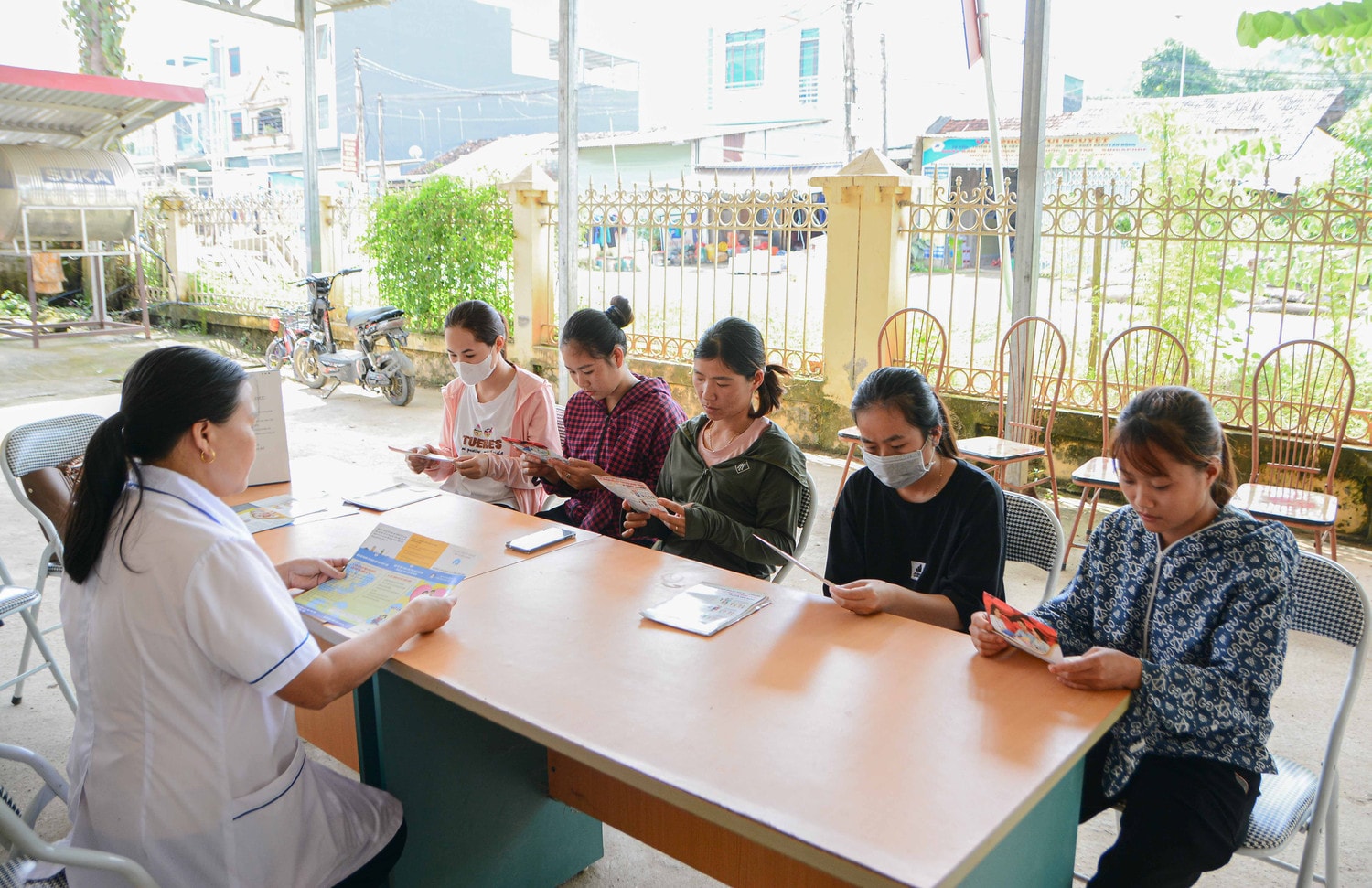 Đẩy mạnh công tác chăm sóc bà mẹ và trẻ em vùng hồ thuỷ điện Na Hang -0