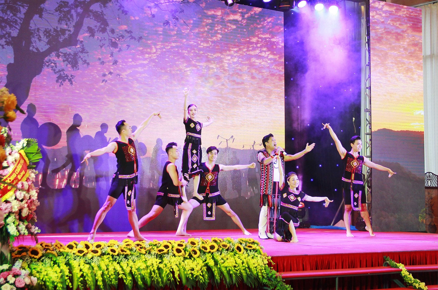 Một số hình ảnh Lễ đón nhận Huân chương Lao động hạng Nhất và kỷ niệm 35 năm thành lập Báo Đại biểu Nhân dân -5
