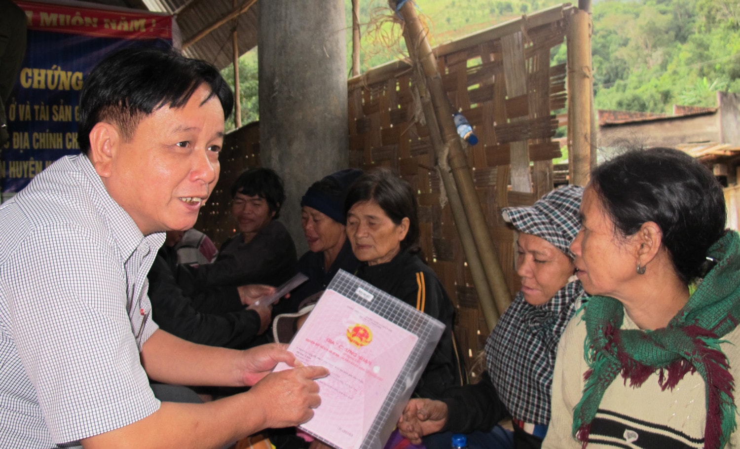 Đẩy mạnh cấp giấy chứng nhận quyền sử dụng đất llần đầu cho tổ chức, hộ gia đình, cá nhân - Ảnh T.H