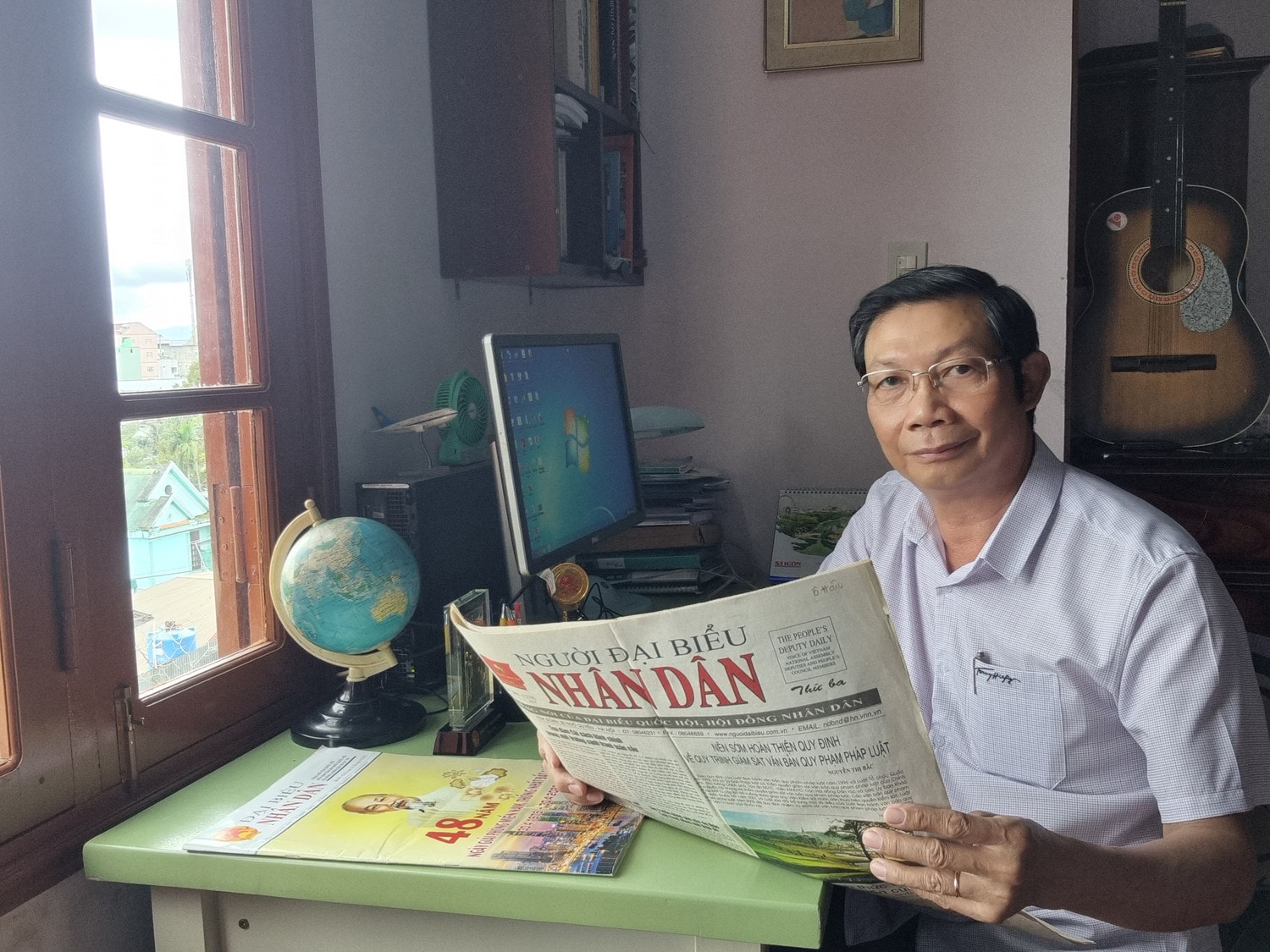 Tác giả gìn giữ tờ báo Người Đại biểu Nhân dân cũ ngày 18.9.2007 có đăng bài của mình, kỷ niệm 16 năm cộng tác với báo Đại biểu Nhân dân