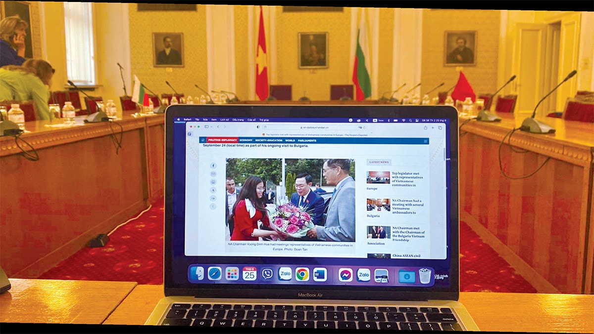 “Cửa sổ” mở ra thế giới -0
