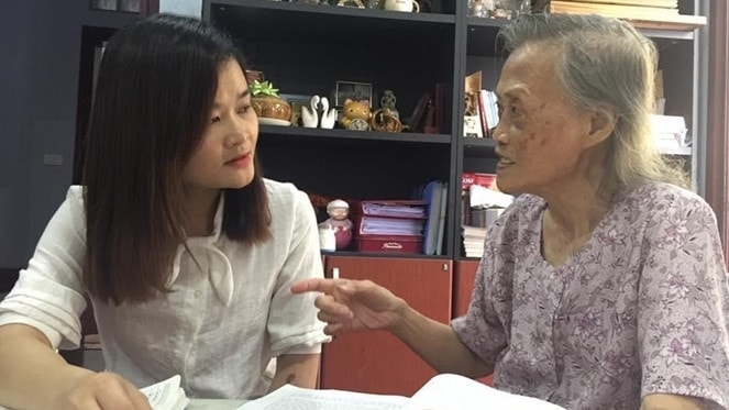 Phóng viên Đào Thị Cảnh trao đổi với nhân vật trong quá trình tác nghiệp 