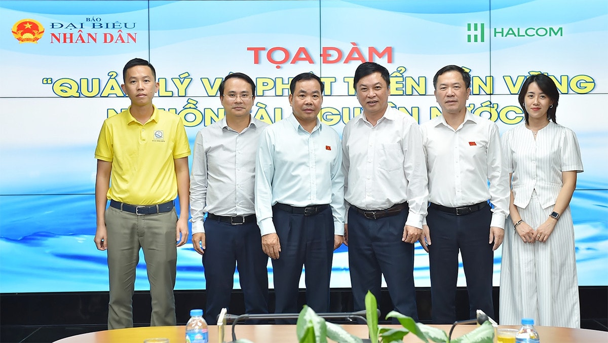 Ông Nguyễn Quang Huân (thứ 3 từ trái qua) tham gia tọa đàm “Quản lý và phát triển bền vững nguồn tài nguyên nước” do Báo Đại biểu Nhân dân tổ chức.