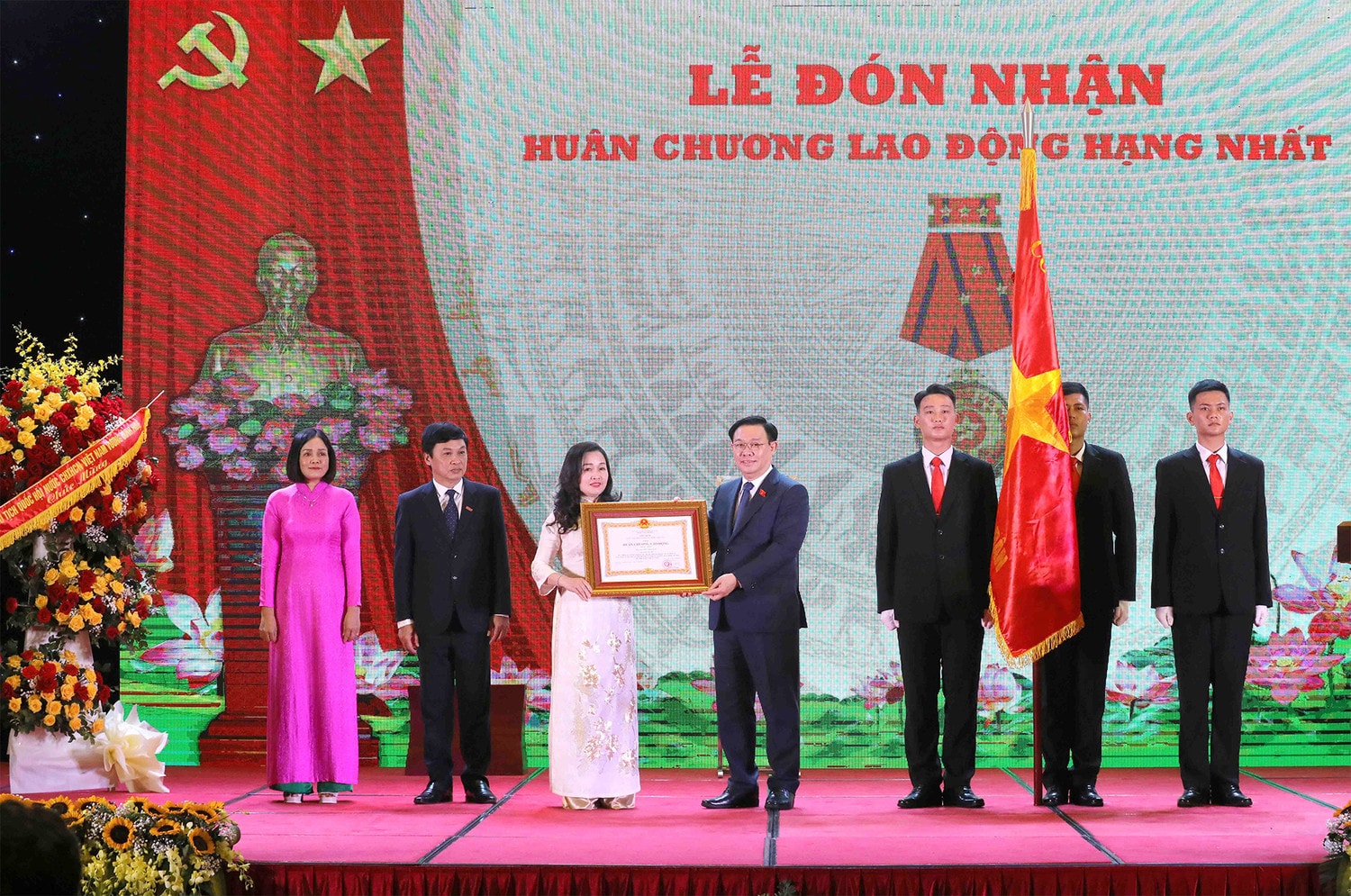 Chủ tịch Quốc hội Vương Đình Huệ dự Lễ kỷ niệm 35 năm thành lập và đón nhận Huân chương Lao động hạng Nhất của Báo Đại biểu Nhân dân