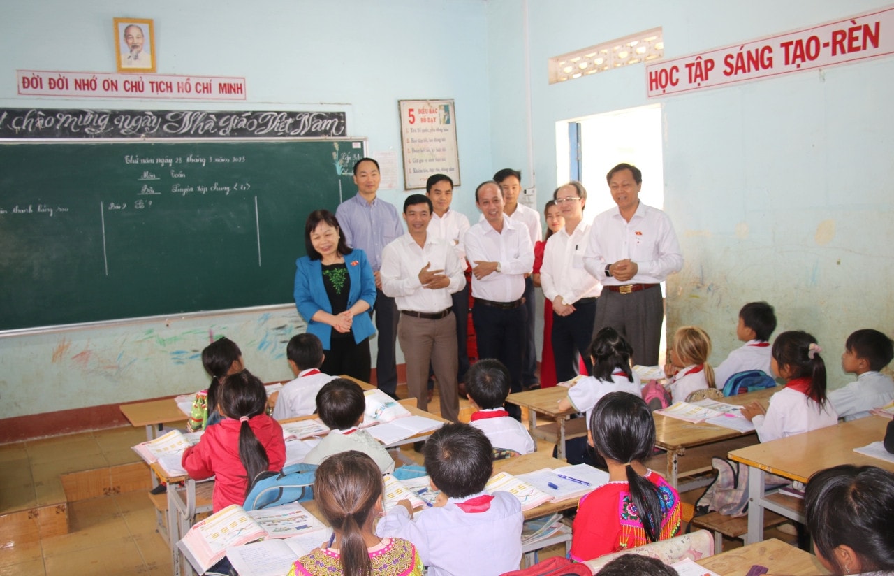 Đoàn giám sát của UBTVQH làm việc với Trường Phổ thông dân tộc bán trú - Tiểu học Vừ A Dính, xã Đắk Som, huyện Đắk Glong, tỉnh Đắk Nông Bài 2: Giải “điểm nghẽn”, khơi thông dòng chảy giáo dục từ báo cáo gần 6.000 trang -0