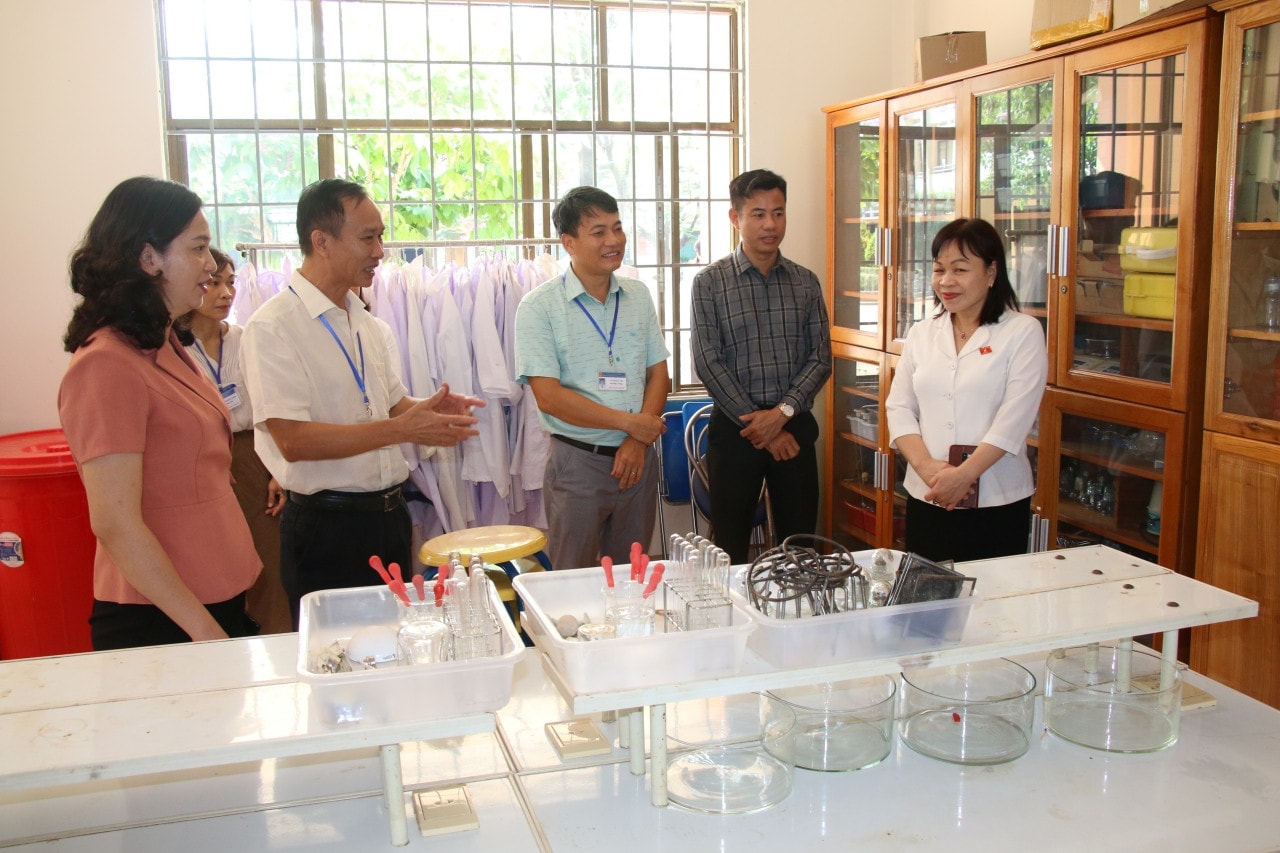 Đoàn giám sát của UBTVQH làm việc với Trường THPT chuyên Quang Trung, TP. Đồng Xoài, tỉnh Bình Phước Bài 2: Giải “điểm nghẽn”, khơi thông dòng chảy giáo dục từ báo cáo gần 6.000 trang