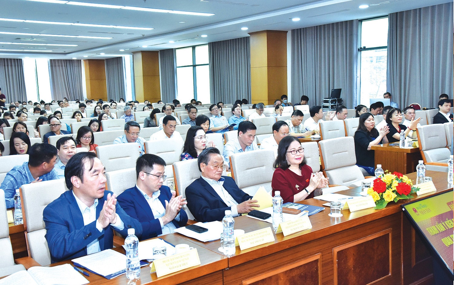 Thông tin kinh tế ngày càng phong phú, chuyên sâu -1