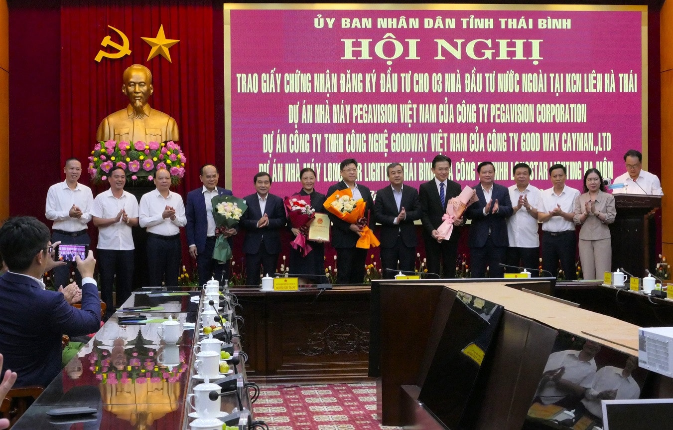 Lãnh đạo tỉnh Thái Bình trao giấy chứng nhận đăng ký đầu tư và tặng hoa chúc mừng các nhà đầu tư. Ảnh: ITN lãnh đạo tỉnh thái bình trao giấy chứng nhận đăng ký đầu tư và tặng hoa chúc mừng các nhà đầu tư.jpg -0
