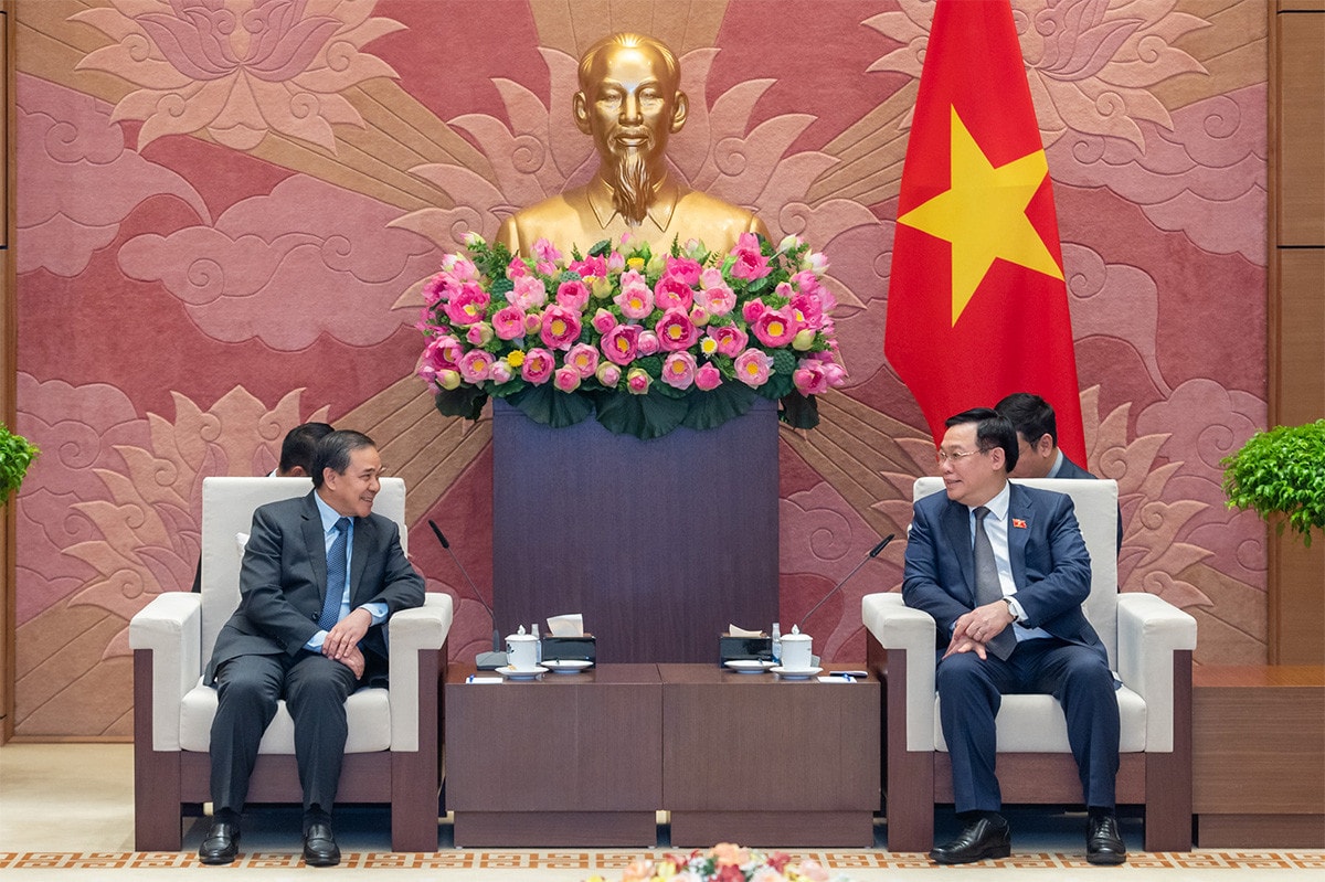 Chủ tịch Quốc hội Vương Đình Huệ tiếp Đại sứ Lào tại Việt Nam -2