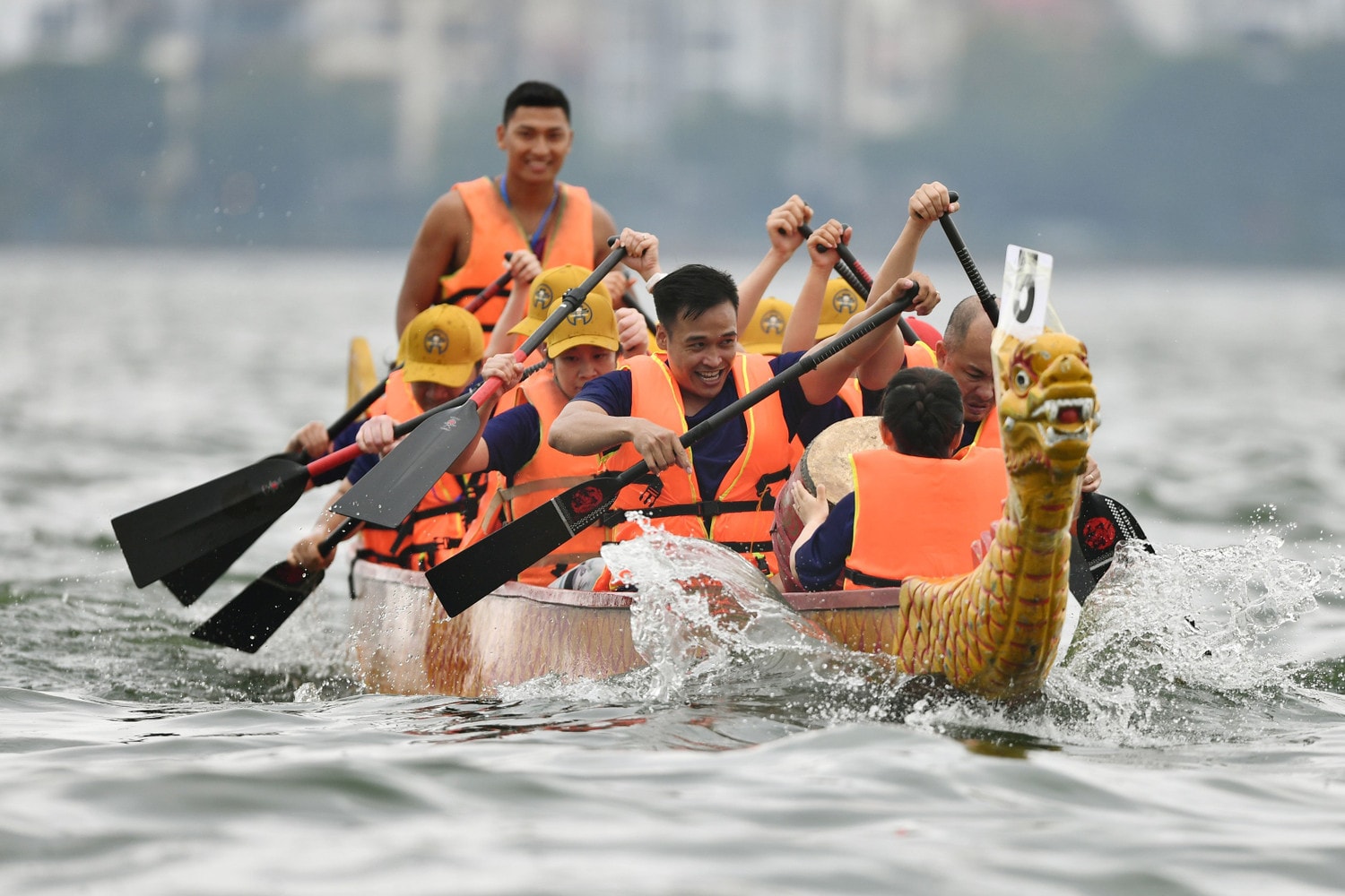 Hơn 1.500 người tham gia giải chạy bộ và giải Bơi chải thuyền rồng Hà Nội mở rộng 2023 -0