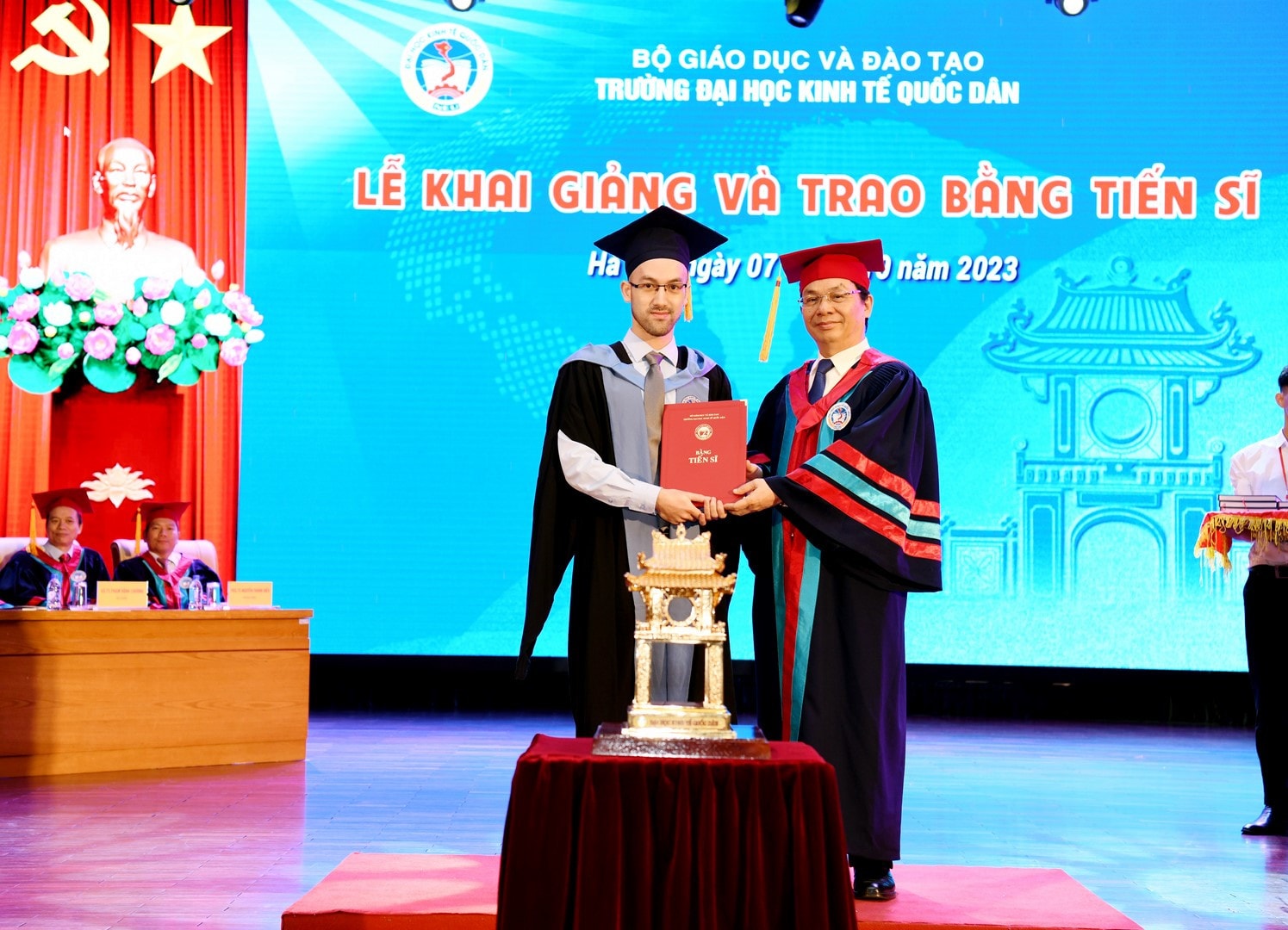 Trường Đại học Kinh tế Quốc dân trao bằng cho 81 tân tiến sĩ -4