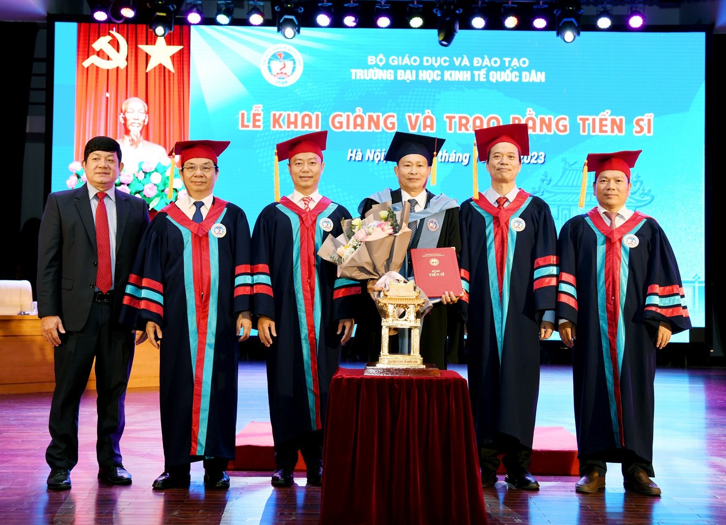 Trường Đại học Kinh tế Quốc dân trao bằng cho 81 tân tiến sĩ -1