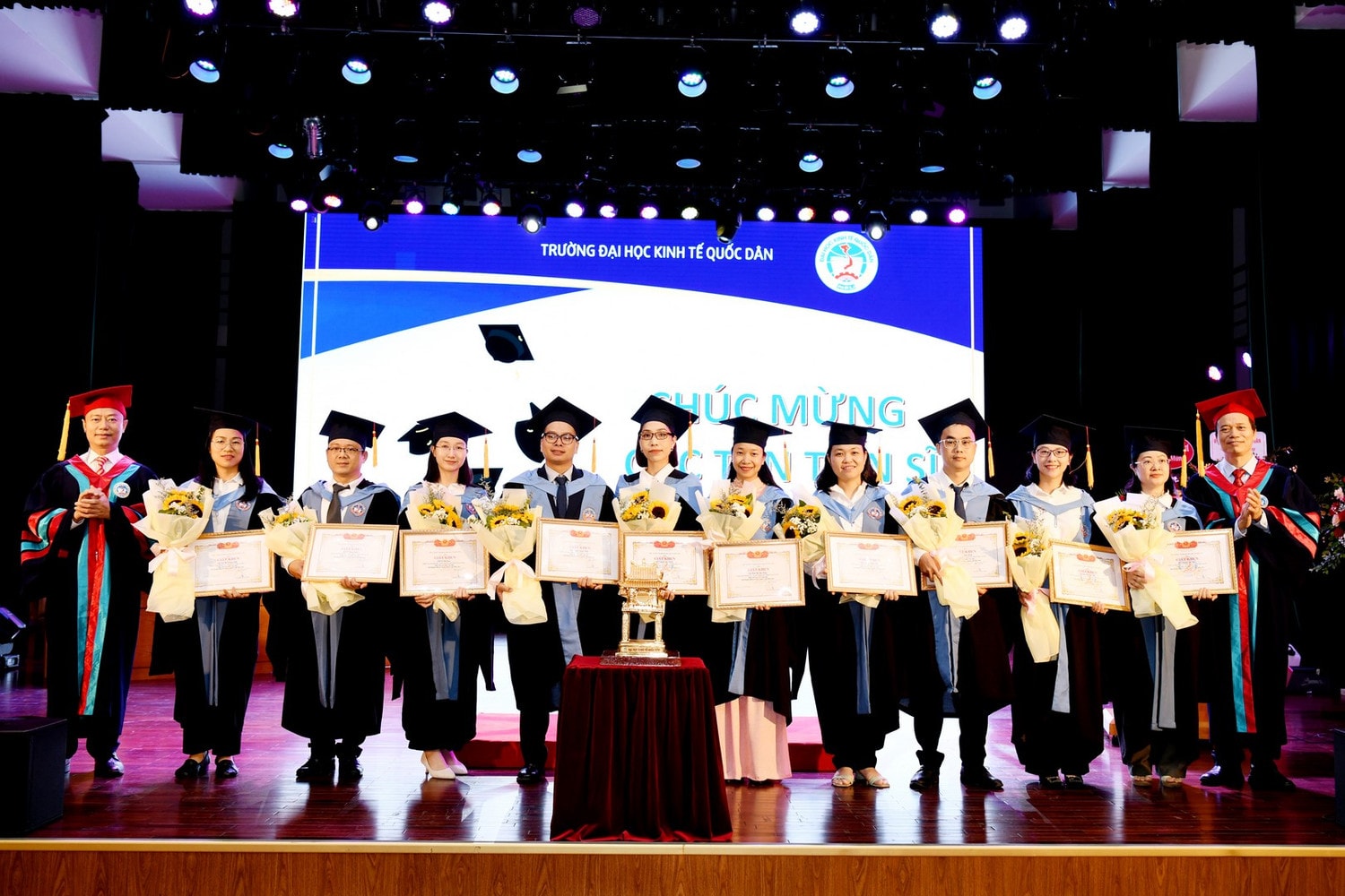 Trường Đại học Kinh tế Quốc dân khen thưởng các tân tiến sĩ đạt kết quả xuất sắc trong nghiên cứu khoa học Trường Đại học Kinh tế Quốc dân trao bằng cho 81 tân tiến sĩ -0