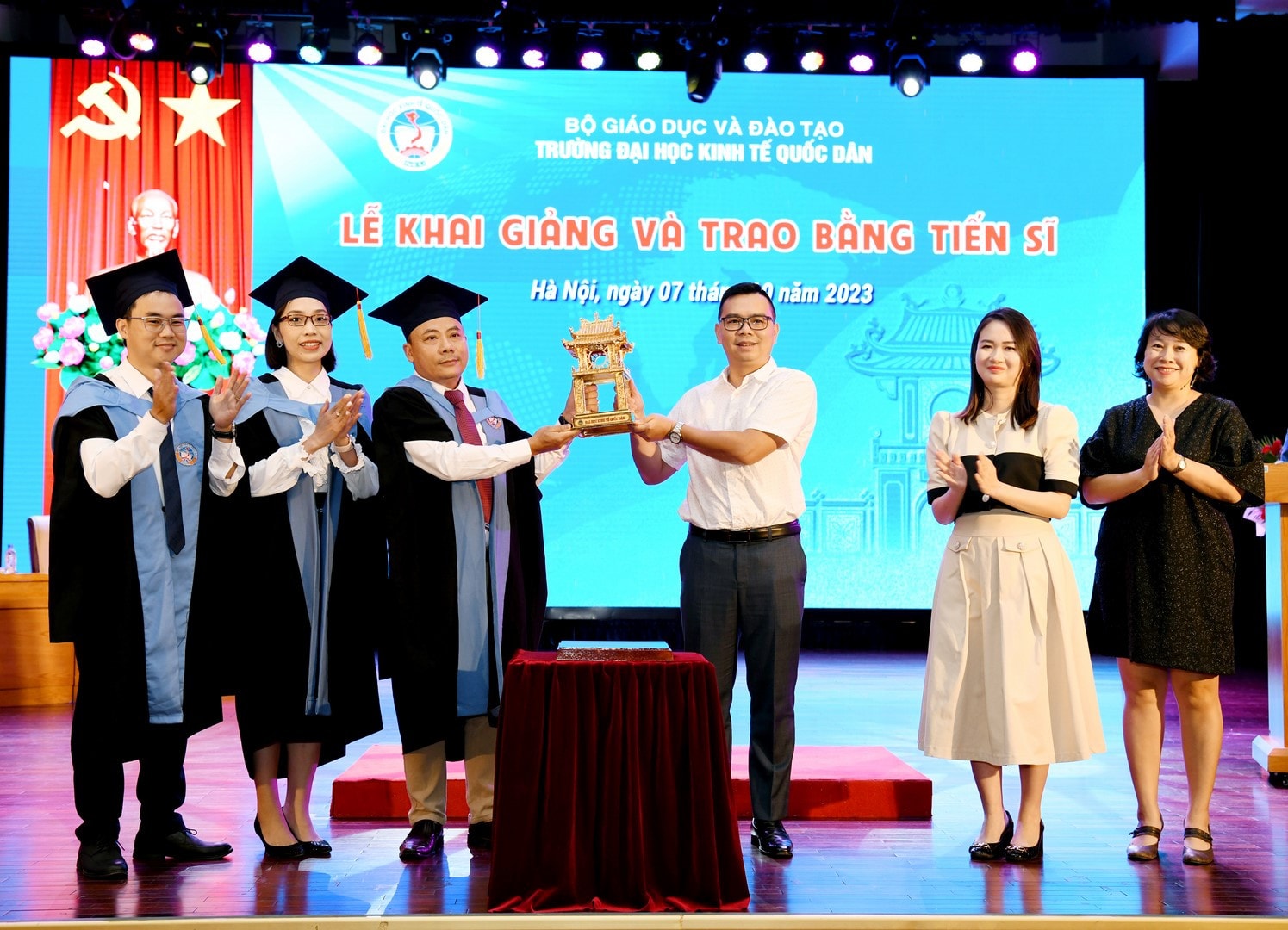 Đại diện các tân tiến sĩ trao biểu trưng của chương trình tiến sĩ cho các tân nghiên cứu sinh Trường Đại học Kinh tế Quốc dân trao bằng cho 81 tân tiến sĩ -0