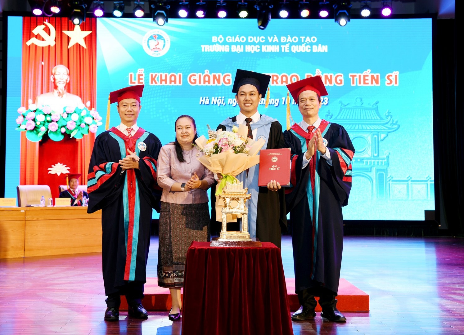 Trường Đại học Kinh tế Quốc dân trao bằng cho 81 tân tiến sĩ -2