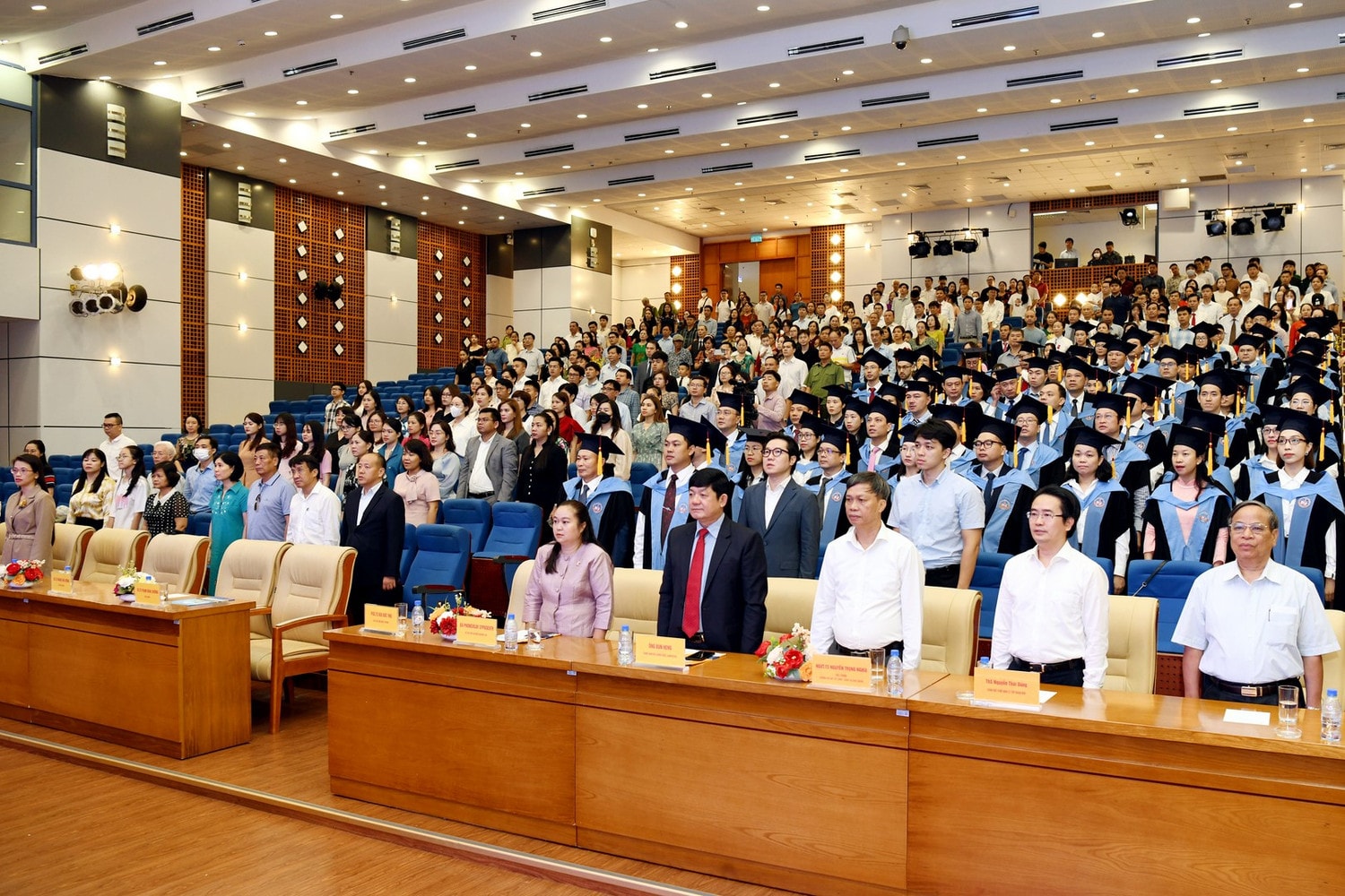 Hàng loạt tân tiến sĩ Trường ĐH Kinh tế Quốc dân là tác giả chính của nhiều công bố quốc tế ảnh 6 Trường Đại học Kinh tế Quốc dân trao bằng cho 81 tân tiến sĩ -0