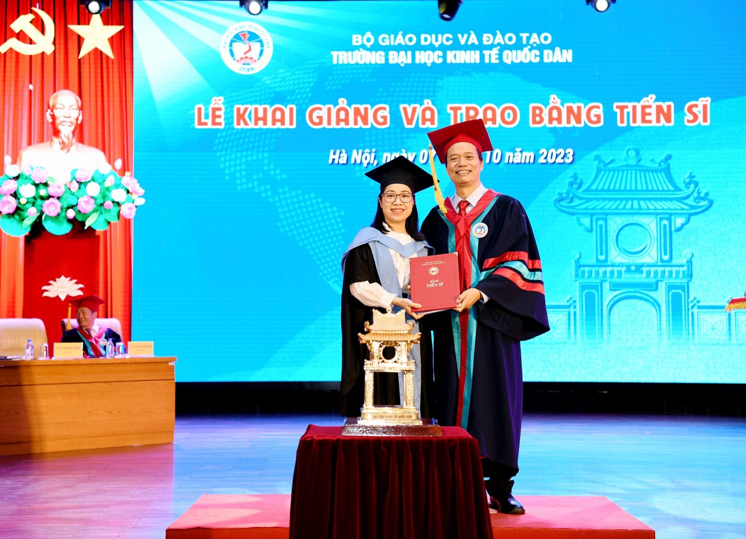 Trường Đại học Kinh tế Quốc dân trao bằng cho 81 tân tiến sĩ -3