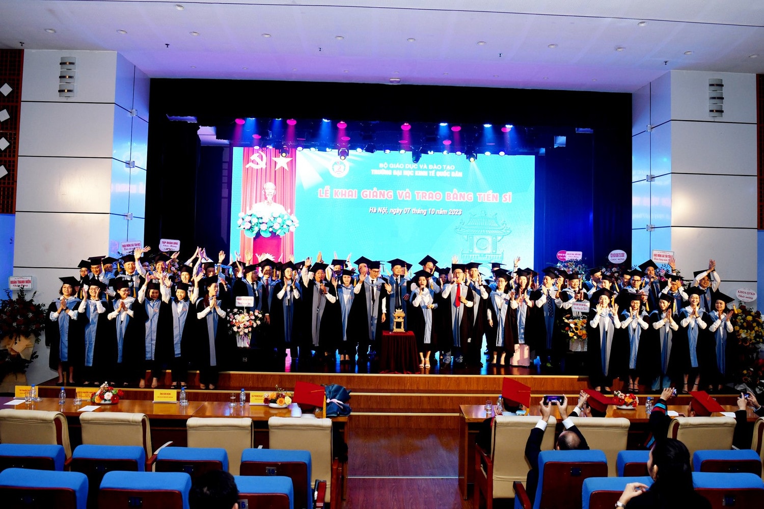 Trường Đại học Kinh tế Quốc dân trao bằng cho 81 tân tiến sĩ -5