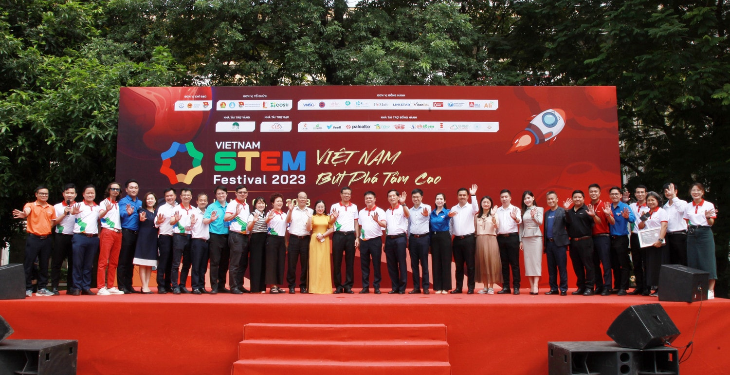 Các đại biểu chụp ảnh kỷ niệm Ngày hội STEM quốc gia 2023: “Việt Nam bứt phá tầm cao” -0