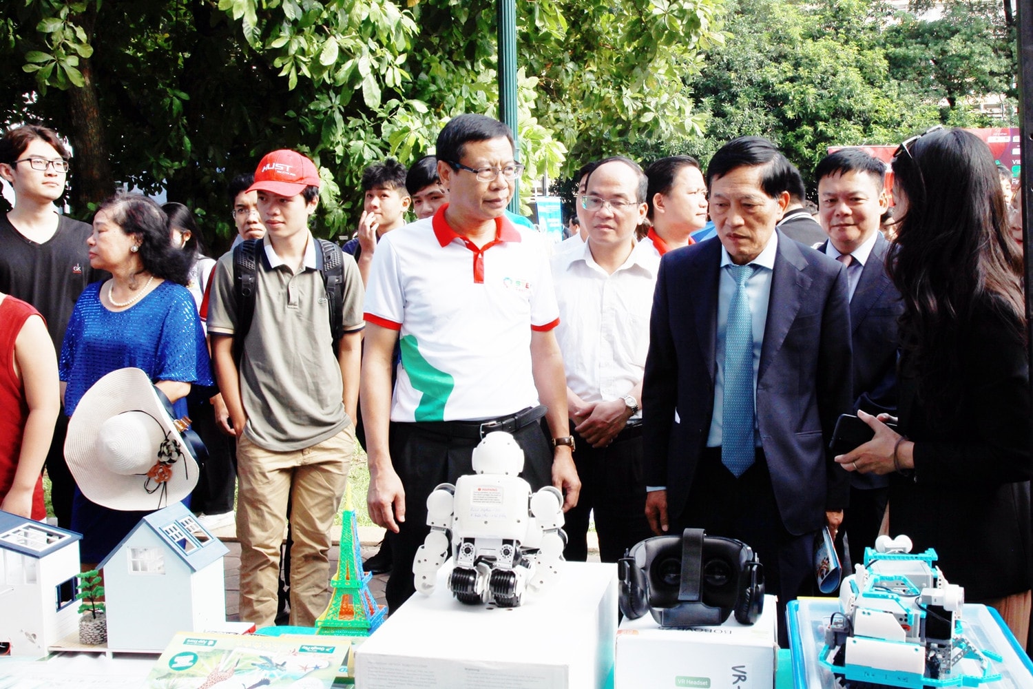 Các đại biểu tham quan gian trưng bày tại ngày hội STEM Quốc gia lần thứ 8 Ngày hội STEM quốc gia 2023: “Việt Nam bứt phá tầm cao” -0