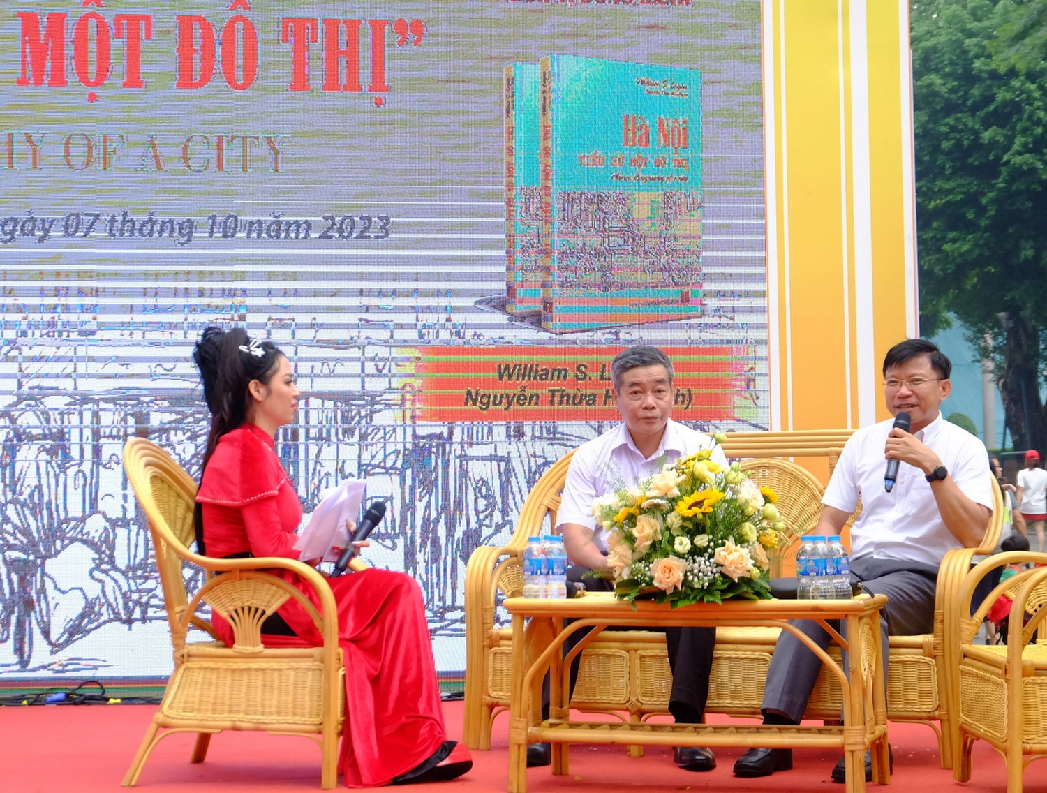 GS.TS. Hoàng Anh Tuấn, Hiệu trưởng Trường Đại học Khoa học Xã hội và Nhân văn, Đại học Quốc gia Hà Nội cho rằng: Cuốn sách khái quát lịch sử hàng nghìn năm của Thủ đô Hà Nội trong hơn 400 trang viết với các hình ảnh, bản đồ... mang giá trị tư liệu cao Tái hiện tiểu sử thiên niên kỷ của Hà Nội -1