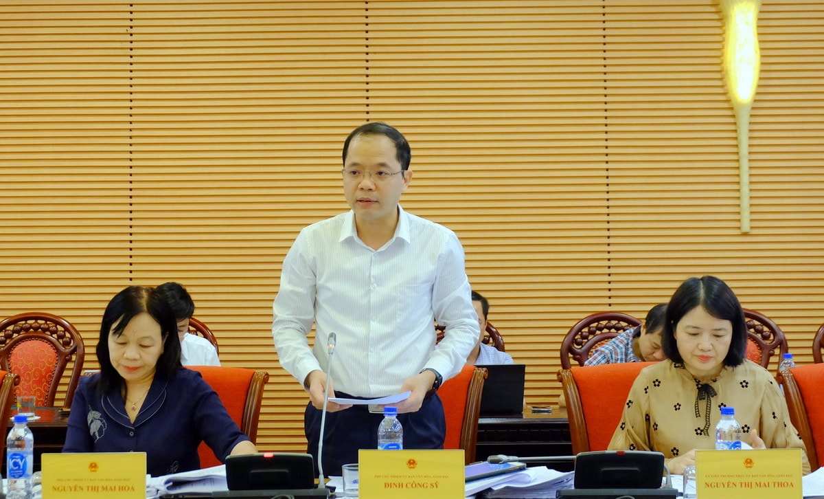 Phó Chủ nhiệm Ủy ban Văn hóa, Giáo dục Đinh Công Sỹ trình bày báo cáo đánh giá của Thường trực Ủy ban Quan tâm ưu tiên đầu tư, giám sát phân bổ ngân sách cho giáo dục -0