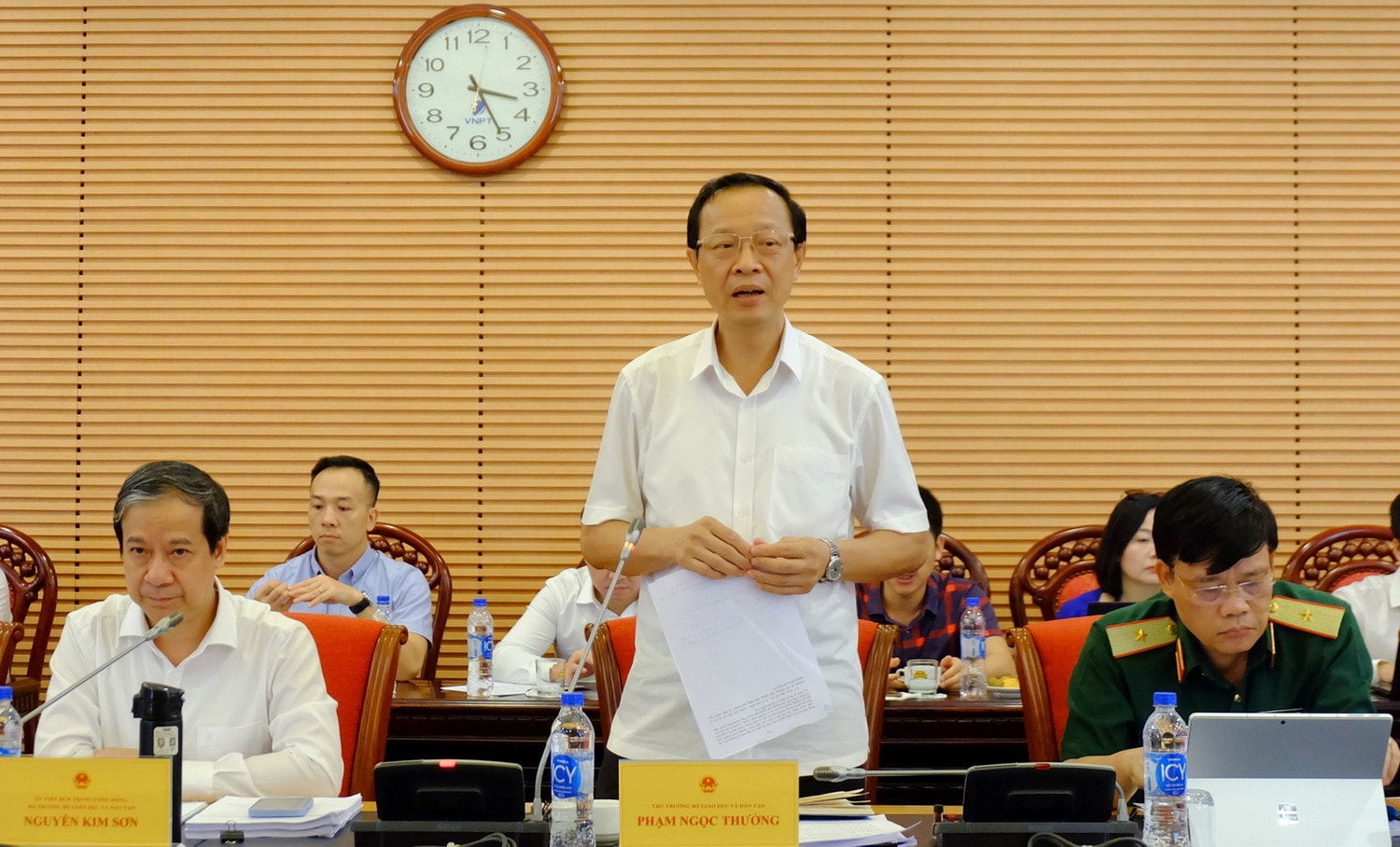 Thứ trưởng Bộ Giáo dục và Đào tạo Phạm Ngọc Thưởng trình bày báo cáo tại cuộc làm việc Quan tâm ưu tiên đầu tư, giám sát phân bổ ngân sách cho giáo dục -1